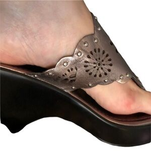 Carlos Santana size 9.5 silver leather wedge